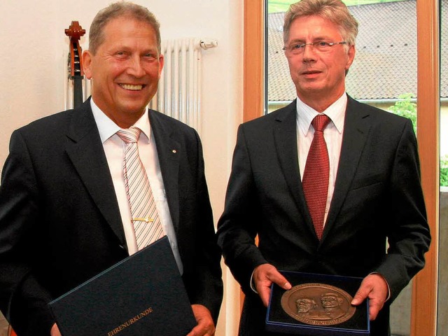 Verbandsprsident Gerhard Rowog (rech...Raiffeisen-Schulze-Delitzsch-Medaille.  | Foto: Herbert Trogus