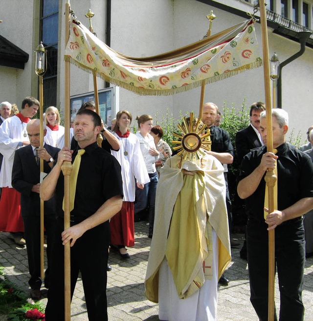 Zu Ehren des heiligen Johannes, Namesg...r feierlicher Prozession durchs Dorf.   | Foto: Anne Freyer
