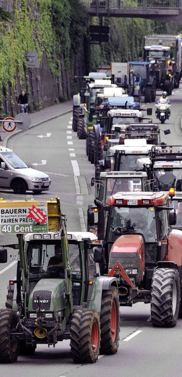 Traktoren des Protests in der Stadt.  | Foto: Ingo Schneider