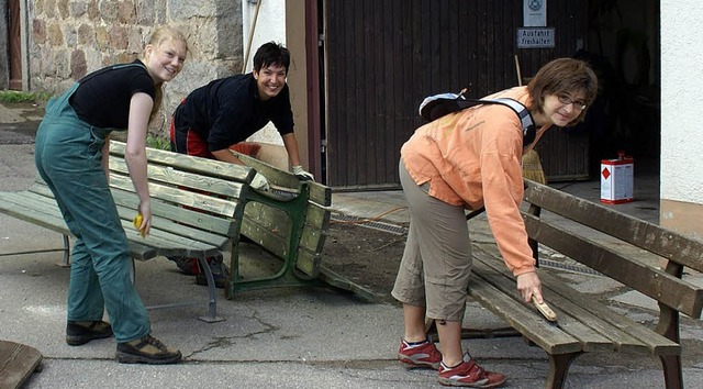 Achtung, frisch gestrichen: Menzenschwanderinnen bei der Arbeit.   | Foto: BZ