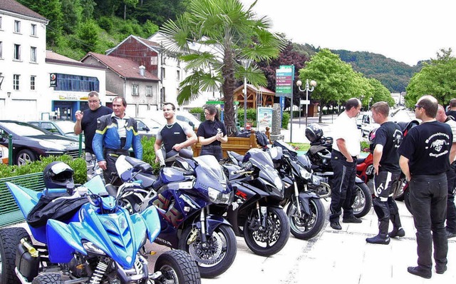 Angekommen: Die Motorradfreunde vor  d...Romary (oben rechts) im Hotel Imprial  | Foto: BZ