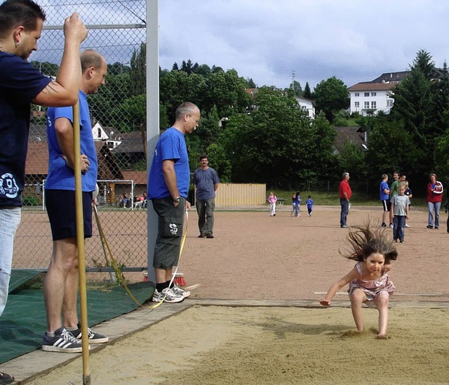 Gute Technik beim Weitsprung verhalf z...chsjhrige Julia ber zwei Meter weit.  | Foto: Monika Weber