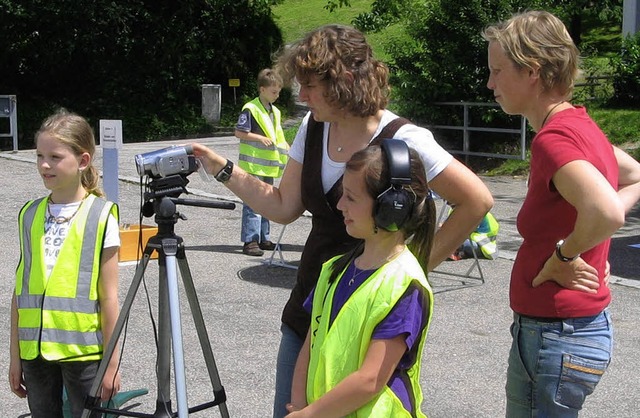 Viertklssler der Grundschule Wiechs b...entierten alles mit einer Filmkamera.   | Foto: Harald Schwab-Strube