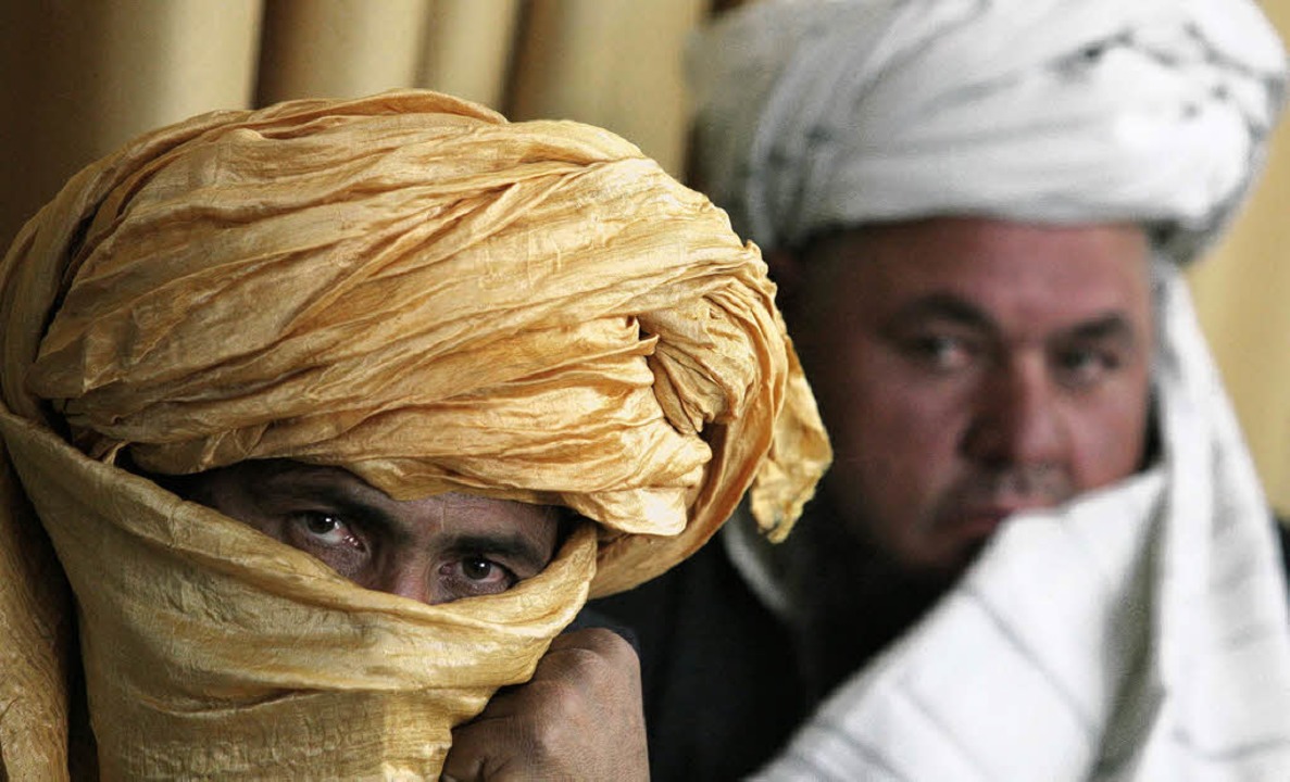 Vereinzelt folgten Taliban einem Aufruf der Regierung und gaben ihre Waffen ab.  | Foto: dpa