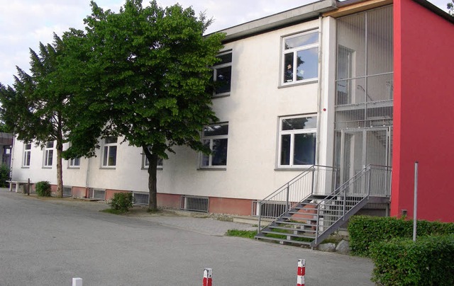Beim Hauptgebude der Merdinger Schule...chs will der Gemeinderat beibehalten.   | Foto: mario schneberg