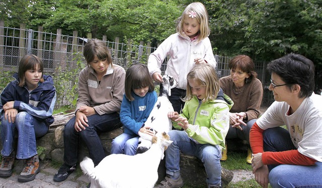 Die Zicklein zu streicheln, macht den ...en der Tier-Kunst-Gruppe richtig Spa.  | Foto: Heidi Fssel