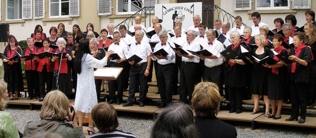 Der gemischte Chor Eintracht Hugstette...abei mit dem Schloss als Kulisse auf.   | Foto: barbara schmidt