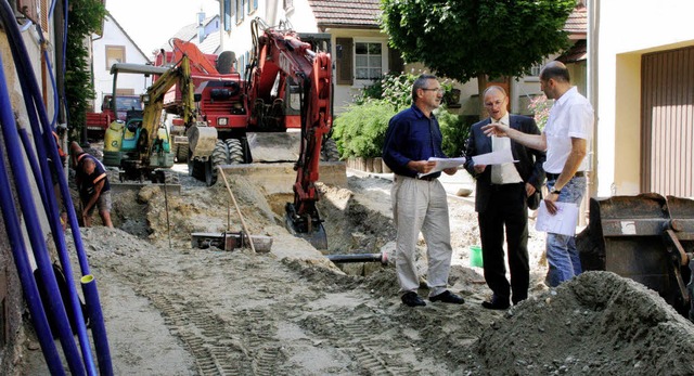 Brgermeister Dietmar Benz (Mitte) ls...nfang August sollen sie beendet sein.   | Foto: Erika Sieberts