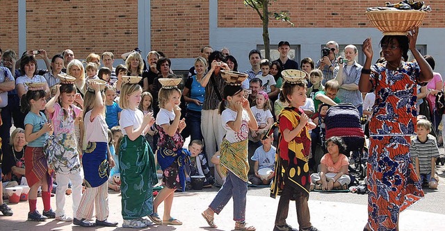 Unter der Anleitung von Rafael Bentum ...e Klnge und Rhythmen hautnah erleben.  | Foto: Sonja Lutz