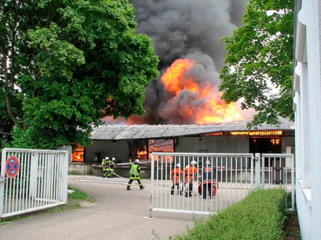 Die brennende Lagerhalle im Industriegebiet von Riegel  | Foto: Bernhard Walser