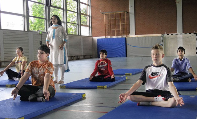 Indisches Yoga fr Kanderner Schler, ...m Rahmen eines Austauschprogramms.      | Foto: Ines Bode