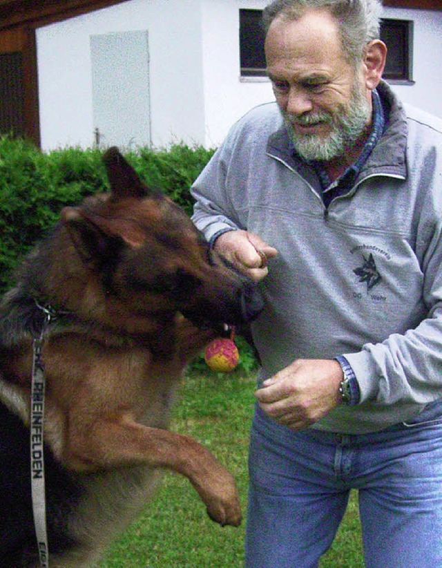 Asco ist vier Jahre, beim Jubilum zum...iert er mit Herrchen Peter Czutka mit.  | Foto: jrn kerckhoff