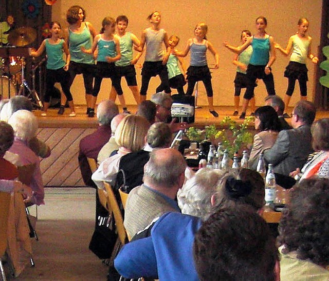 Tanzauffhrungen und musikalische Darb...n das Programm des Kreisseniorentages.  | Foto: Albert Liertz