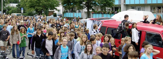 Ausgelassen feierten die Abiturienten ... mit den Schlern des Kant-Gymnasiums   | Foto: TEUBER