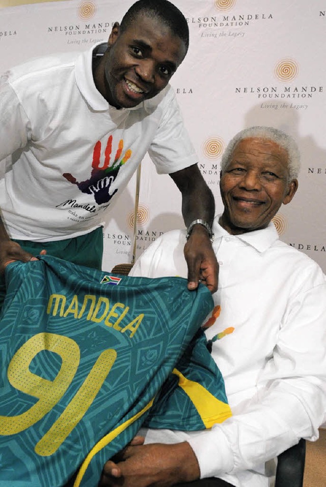 Der sdafrikanische Fuball-Kapitn Aa...s Landes, Nelsen Mandela, ein Trikot.   | Foto: afp