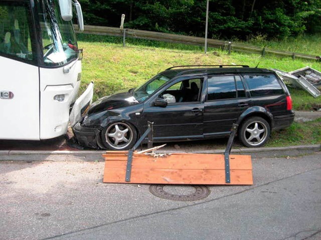 Das Auto, das gegen den Reisebus prallte,   erlitt einen Totalschaden.  | Foto: Polizei