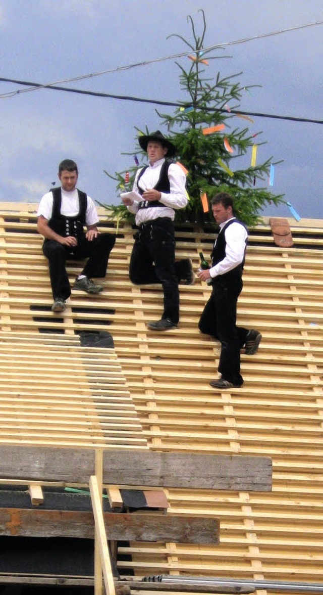 Nach altem Brauch wnschten die  Zimme...haus beim Richtfest Glck und Erfolg.   | Foto: Anne Freyer