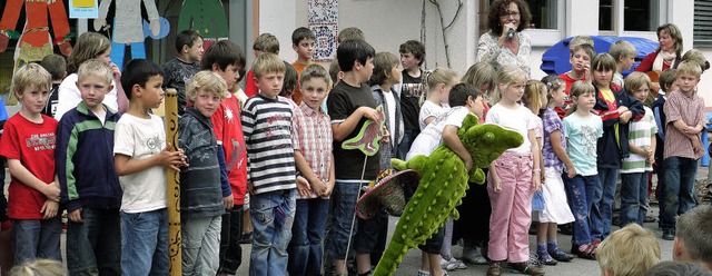 Mit Knguru und Krokodil: Unter dem Le...rden bei einem Schulfest prsentiert.   | Foto: Eberhard Weiss