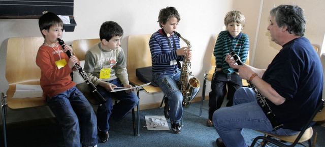 Otfried Weis erklrt vier Buben aus Ko...sinstrumente Klarinette und Saxophon.   | Foto: Schule