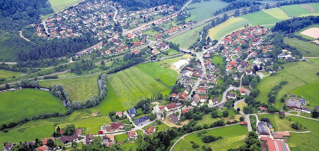 Es ist angerichtet frs Dorfjubilum: ...tzt und mit dem Ortswappen beflaggt.    | Foto: Gerhard Plessing