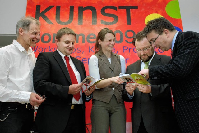 Heinrich Brckelmann, Martin Wenz (E-W...n links), mit dem Kunstsommer-Programm  | Foto: gertrude siefke