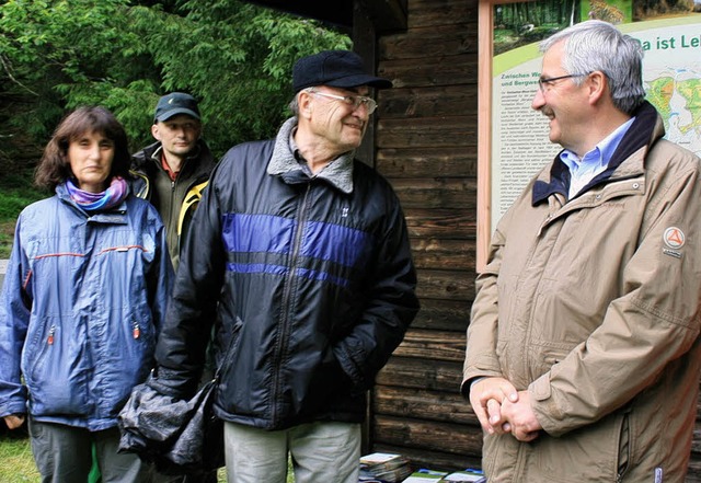 Friederike Tribukait, Dieter Knoch und...links) enthllten die neue Infotafel.   | Foto: Lothar Kpfer