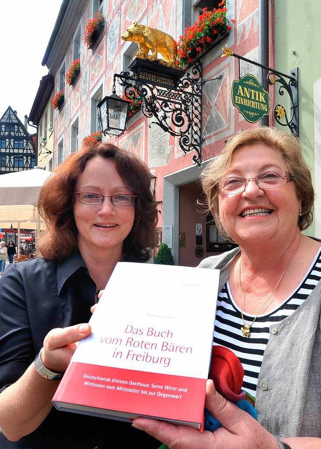 Das Buch vom Bren vor dem Bren: Sabine Frigge (links) und Monika Hansen.  | Foto: Michael Bamberger