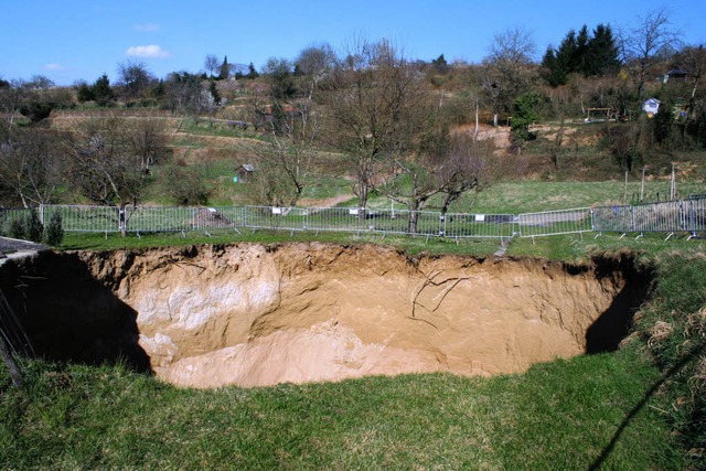 Der Krater im Mrz 2008: Der Durchmess...nglich sechs auf 25 Meter angewachsen.  | Foto: Landratsamt Emmendingen