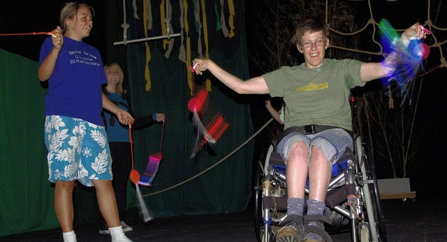 Kinder mit und ohne Behinderung     machen  beim Zirkus Karozi   mit.     | Foto: Moritz Lehmann