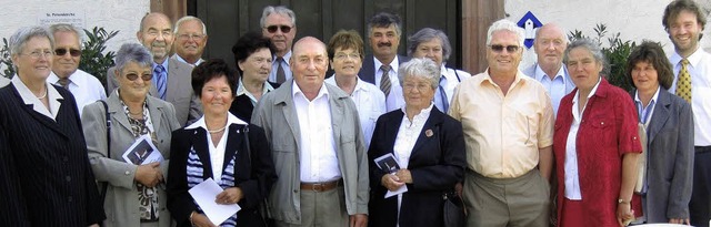 Pfarrer Michael Donner (re) empfing Bl...und Welmlinger zur Jubel-Konfirmation.  | Foto: Ines Bode