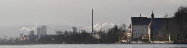 Blick auf Schloss Beuggen und die Rheinfelder Industrie.   | Foto: Archiv: Christoph Spangenberg