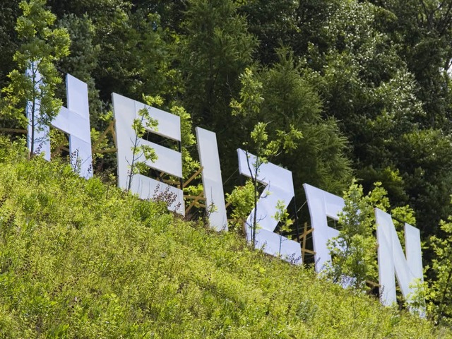 Die groen &#8222;Heizen&#8220;-Buchstaben am Hnerberg oberhalb der Autobahn.  | Foto: Dominic Rock