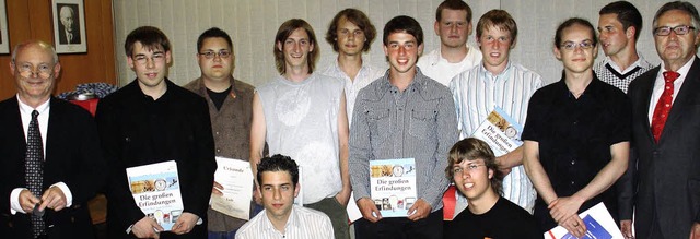 Die Preistrger des Technischen Gymnas...er Gewerbeschule Lrrach mit Lehrern.   | Foto: BZ