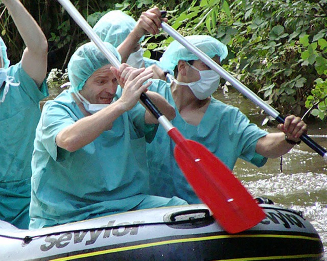 Als Chirurgen verkleidete Gaudipaddler beim Rennen im vergangenen Jahr.   | Foto: patric Stippich