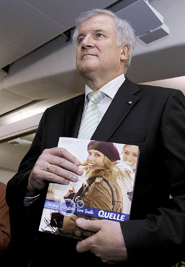 Horst Seehofer mit dem nach ihm benannten Quelle-Katalog.  | Foto: dpa