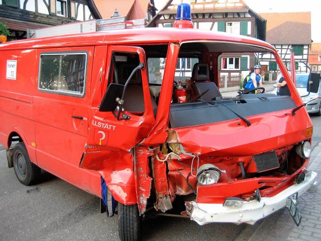 Das beschdigte Feuerwehrauto  | Foto: Polizei
