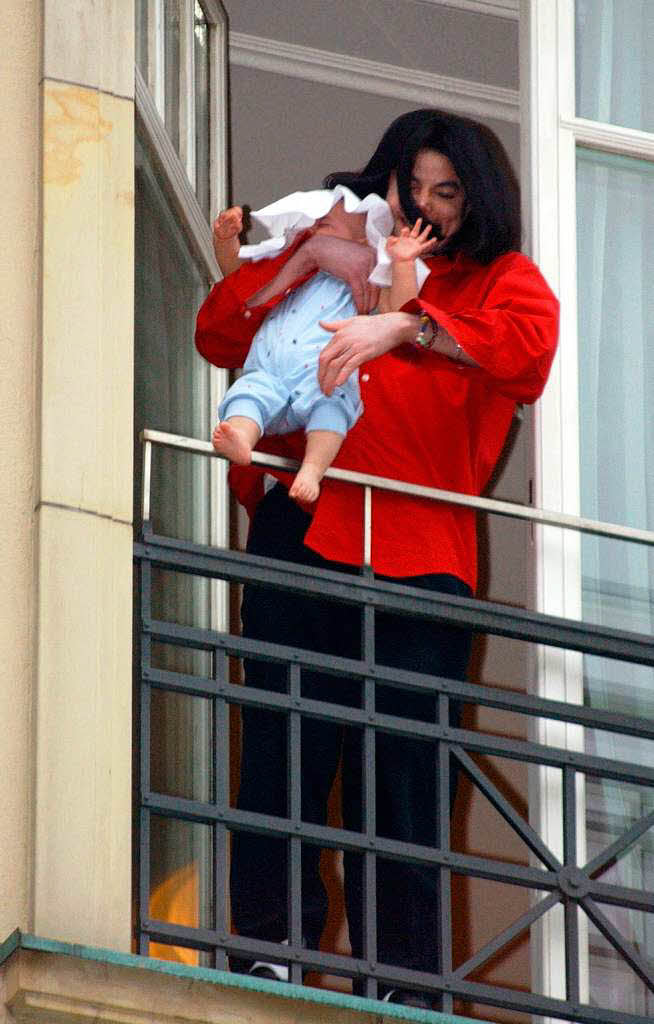 Schrecksekunde 2002: Jackson mit seinem Baby auf dem Balkon des Berliner Hotels Adlon