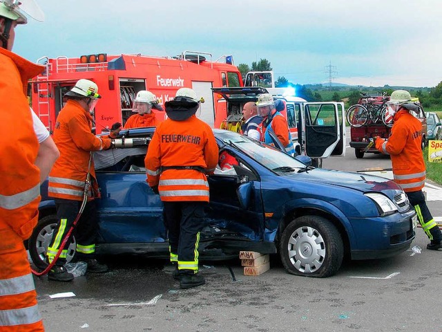 Die Feuerwehr Bad Krozingen bei der Bergung am Unfallfahrzeug. 