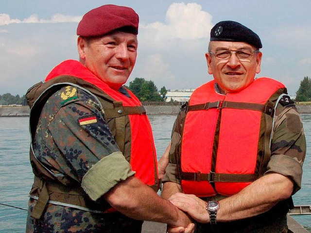 Generalleutnant Hans Otto Budde (links...reichten sich auf dem Rhein die Hnde.  | Foto: Christine Aniol