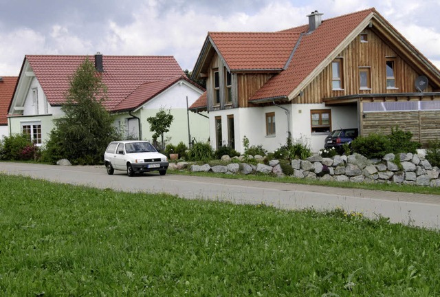 Grne Wiese statt Neubau: Um Baugrunds...sen die Hrden fr Auswrtige gesenkt.  | Foto: Christiane Seifried