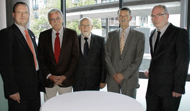 Professor Jrg Waninger (Zweiter von r...Bildtext> (von links), verabschiedet.   | Foto: Britta Wieschenkmper