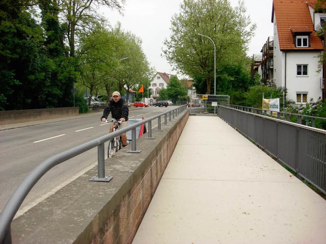 Der Geh- und Radwegbau an der B3 in Ei...en geht in der kommenden Woche zu Ende  | Foto: langelott