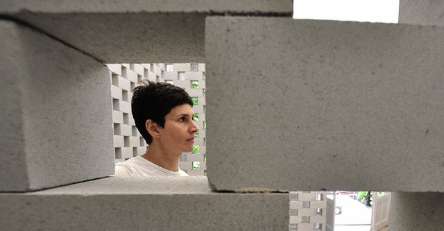 Sandra Peters in ihrer Installation &#8222;Stein-gewebe&#8220;.   | Foto: Barbara Ruda