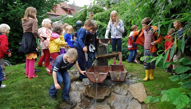 Der neue Brunnen im Garten des Kinderg...chwuchs bei der Einweihung besonders.   | Foto: Axel Drber