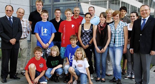 Die Sparkassenchefs Hermann Weber (rec...tter von links) mit jungen Handballern  | Foto: gertrude Siefke