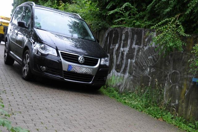 Autofahrer nimmt Fuweg am Schlossberg – und hngt fest
