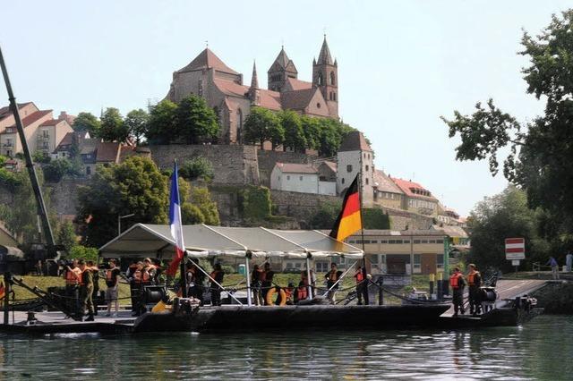 Friedlicher Protest gegen Brigadejubilum