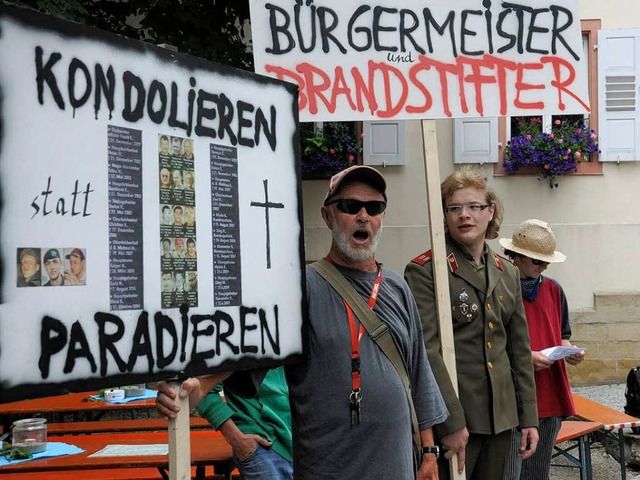 Eine kleine Gruppe von Friedensaktivis...r der Martinskirche gegen das Militr.  | Foto: MPS