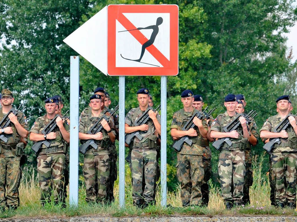 Breisach: Symbolischer Brckenschlag der deutsch-franzsischen Brigade.