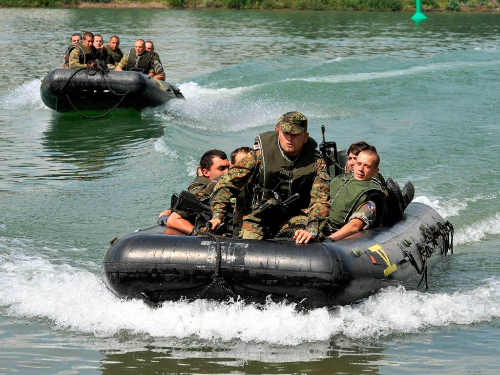 Breisach: Symbolischer Brckenschlag der deutsch-franzsischen Brigade.